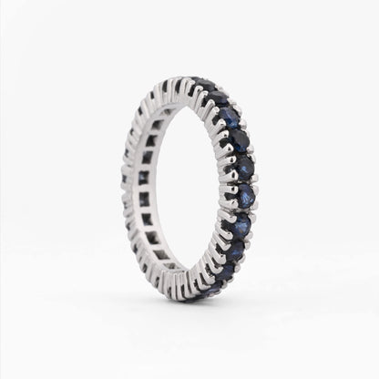 Comprar anillo tipo alianza de oro blanco de 18kt con zafiros azules. Joyería Ian'Or. Envío GRATIS y pieza ceritificada.