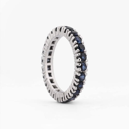 Comprar anillo tipo alianza de oro blanco de 18kt con zafiros azules. Joyería Ian'Or. Envío GRATIS y pieza ceritificada.