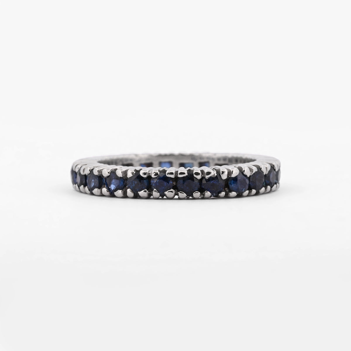 Comprar anillo tipo alianza de oro blanco de 18kt con zafiros azules. Joyería Ian'Or. Envío GRATIS y pieza ceritificada.