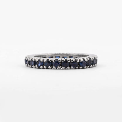 Comprar anillo tipo alianza de oro blanco de 18kt con zafiros azules. Joyería Ian'Or. Envío GRATIS y pieza ceritificada.