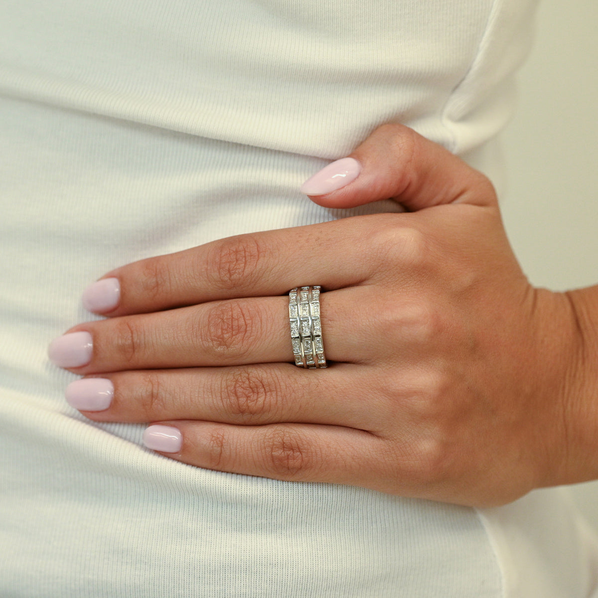 Comprar anillo ancho de tres hileras en oro blanco de 18kt con (diamantes) Joyería Ian'Or. Envío GRATIS y pieza ceritificada.