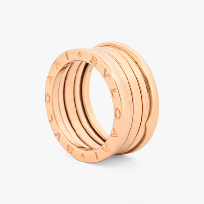 Compra anillo de oro amarillo de 18 kt con diseño de múltiples bandas y acabado pulido. Inspirado en el icónico Anfiteatro Flavio, combina la fuerza de la arquitectura romana con la elegancia de la joyería contemporánea. Sus detalles decorativos aportan un estilo sofisticado y atemporal. Una joya versátil, perfecta para cualquier ocasión. 