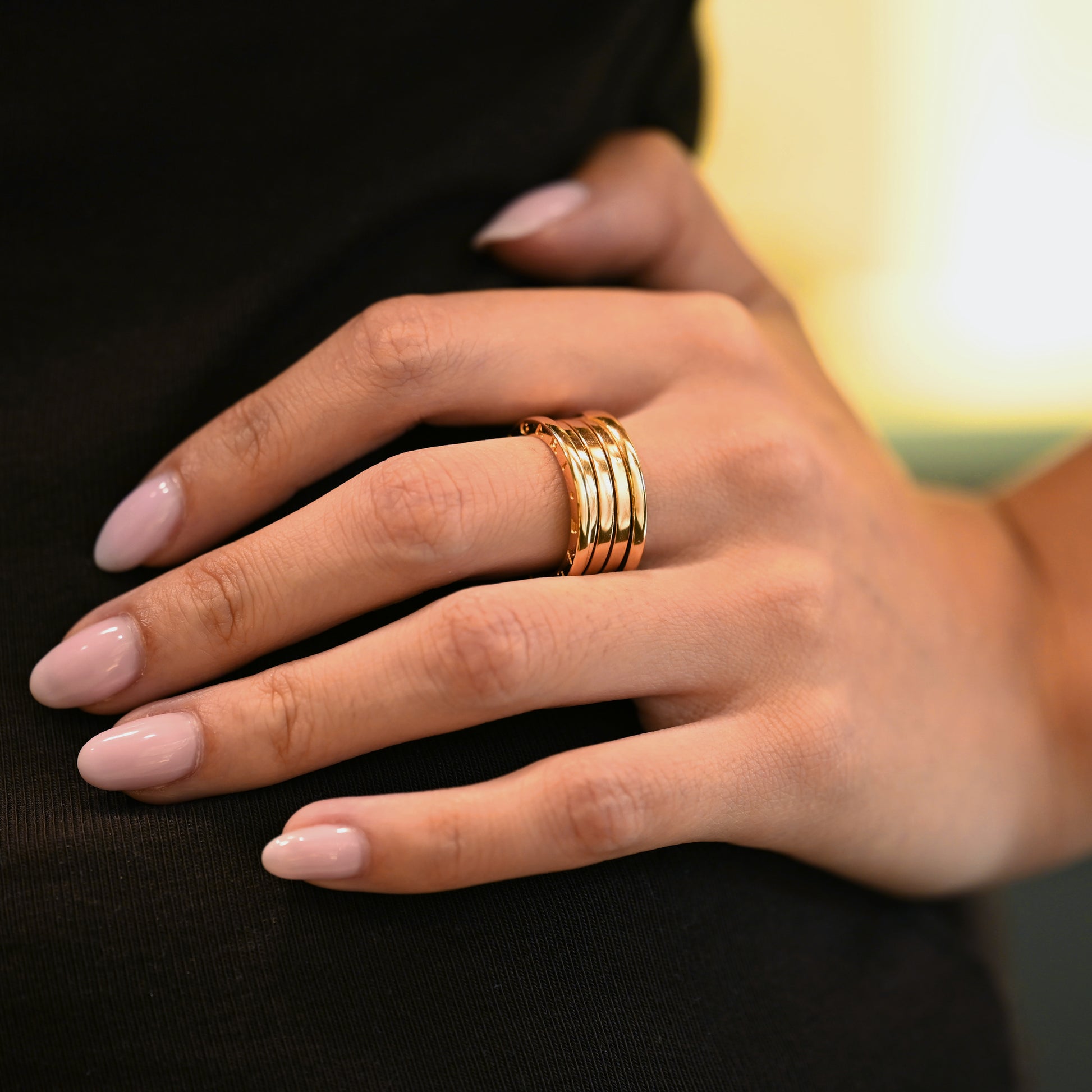 Compra anillo de oro amarillo de 18 kt con diseño de múltiples bandas y acabado pulido. Inspirado en el icónico Anfiteatro Flavio, combina la fuerza de la arquitectura romana con la elegancia de la joyería contemporánea. Sus detalles decorativos aportan un estilo sofisticado y atemporal. Una joya versátil, perfecta para cualquier ocasión. 