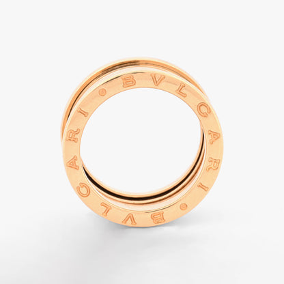 Compra anillo de oro amarillo de 18 kt con diseño de múltiples bandas y acabado pulido. Inspirado en el icónico Anfiteatro Flavio, combina la fuerza de la arquitectura romana con la elegancia de la joyería contemporánea. Sus detalles decorativos aportan un estilo sofisticado y atemporal. Una joya versátil, perfecta para cualquier ocasión. 