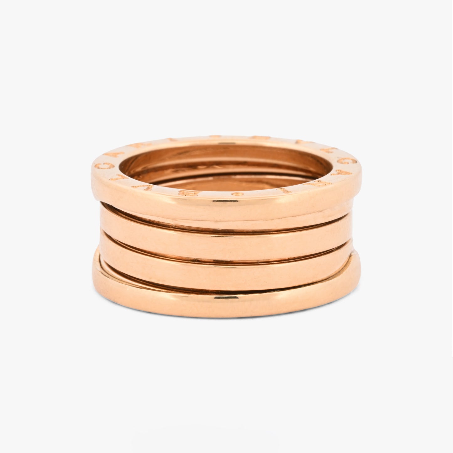 Compra anillo de oro amarillo de 18 kt con diseño de múltiples bandas y acabado pulido. Inspirado en el icónico Anfiteatro Flavio, combina la fuerza de la arquitectura romana con la elegancia de la joyería contemporánea. Sus detalles decorativos aportan un estilo sofisticado y atemporal. Una joya versátil, perfecta para cualquier ocasión. 