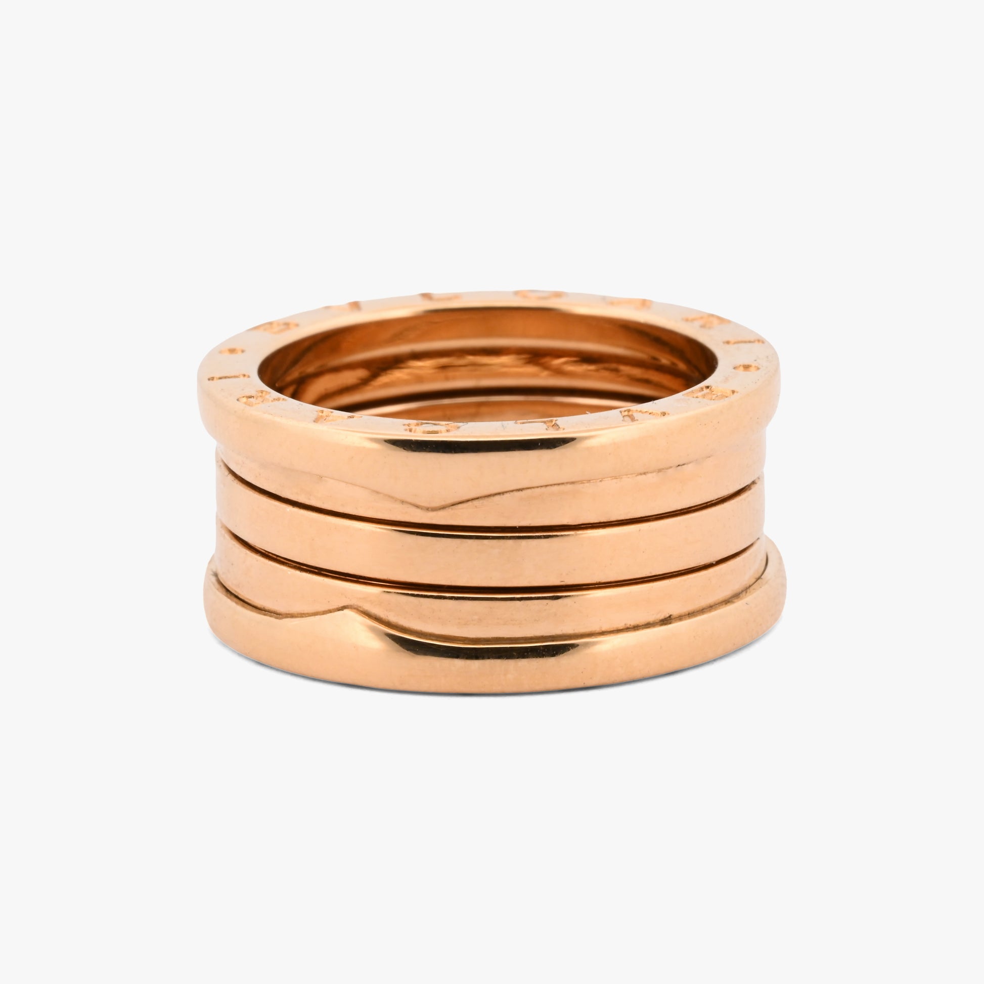 Compra anillo de oro amarillo de 18 kt con diseño de múltiples bandas y acabado pulido. Inspirado en el icónico Anfiteatro Flavio, combina la fuerza de la arquitectura romana con la elegancia de la joyería contemporánea. Sus detalles decorativos aportan un estilo sofisticado y atemporal. Una joya versátil, perfecta para cualquier ocasión. 