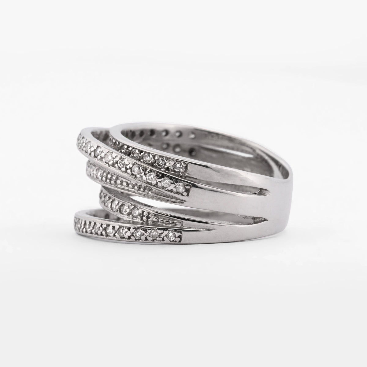 Comprar anillo de bandas cruzadas entrelazadas en oro blanco de 18kt con (diamantes). Joyería Ian'Or. Envío GRATIS y pieza ceritificada.
