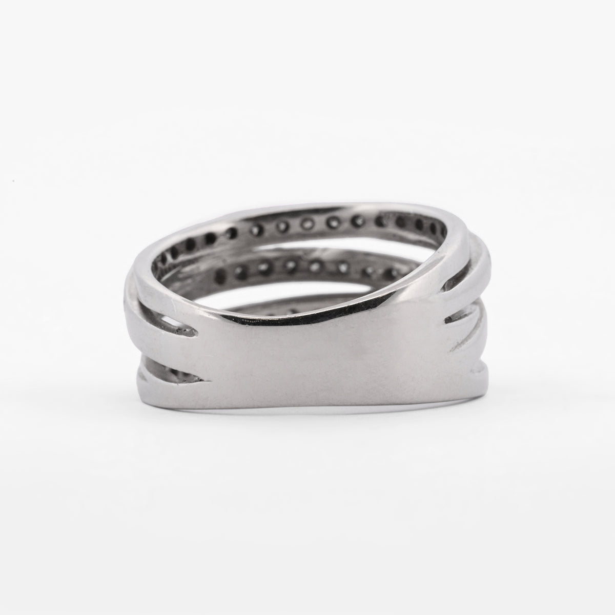 Comprar anillo de bandas cruzadas entrelazadas en oro blanco de 18kt con (diamantes). Joyería Ian'Or. Envío GRATIS y pieza ceritificada.
