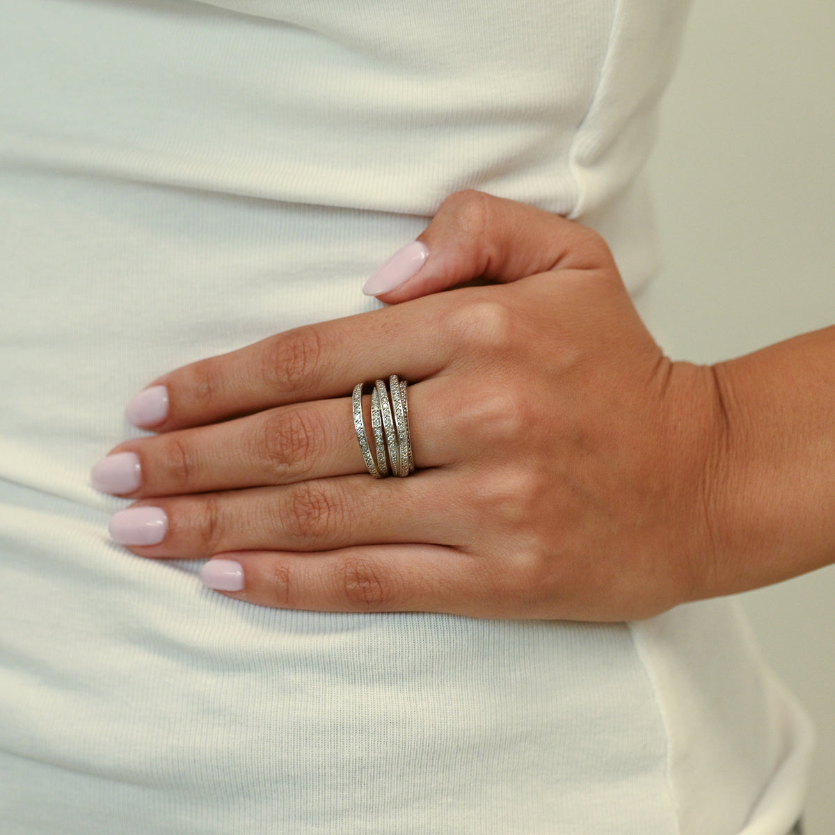 Comprar anillo de bandas cruzadas entrelazadas en oro blanco de 18kt con (diamantes). Joyería Ian'Or. Envío GRATIS y pieza ceritificada.