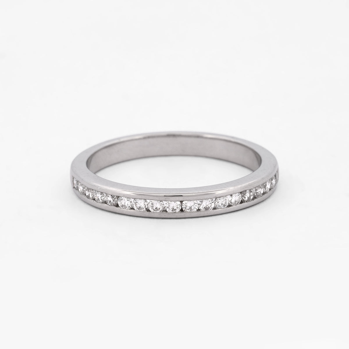 Comprar anillo tipo media alianza fina en oro blanco de 18kt con 18 diamantes. Joyería Ian'Or. Envío GRATIS y pieza certificada.