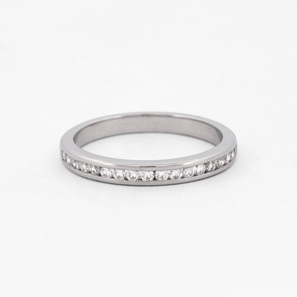 Comprar anillo tipo media alianza fina en oro blanco de 18kt con 18 diamantes. Joyería Ian'Or. Envío GRATIS y pieza certificada.
