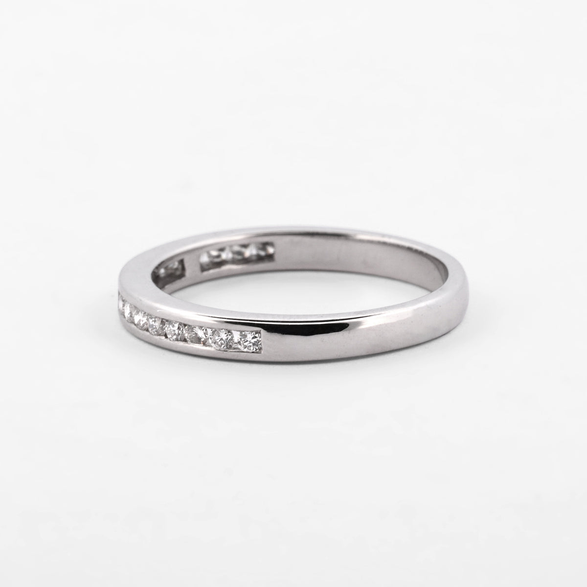 Comprar anillo tipo media alianza fina en oro blanco de 18kt con 18 diamantes. Joyería Ian'Or. Envío GRATIS y pieza certificada.