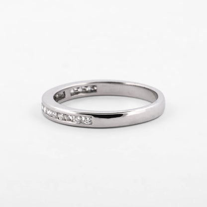 Comprar anillo tipo media alianza fina en oro blanco de 18kt con 18 diamantes. Joyería Ian'Or. Envío GRATIS y pieza certificada.
