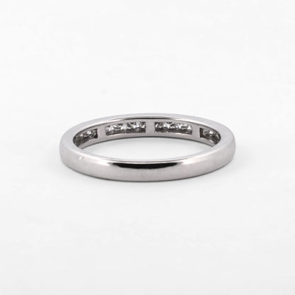 Comprar anillo tipo media alianza fina en oro blanco de 18kt con 18 diamantes. Joyería Ian'Or. Envío GRATIS y pieza certificada.