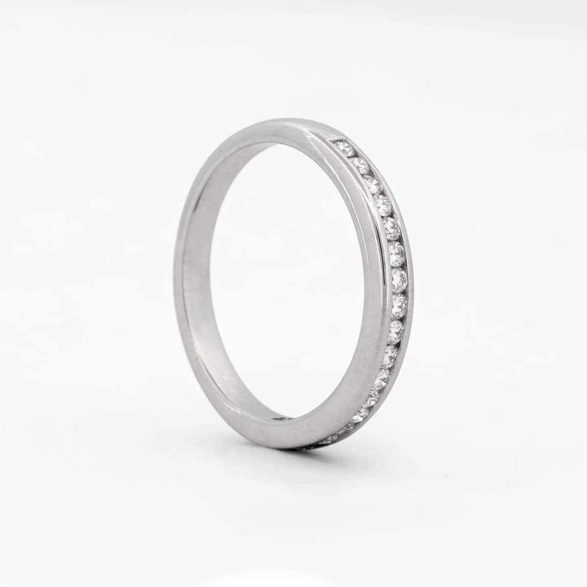 Comprar anillo tipo media alianza fina en oro blanco de 18kt con 18 diamantes. Joyería Ian'Or. Envío GRATIS y pieza certificada.