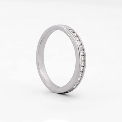 Comprar anillo tipo media alianza fina en oro blanco de 18kt con 18 diamantes. Joyería Ian'Or. Envío GRATIS y pieza certificada.