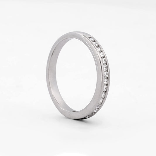 Comprar anillo tipo media alianza fina en oro blanco de 18kt con 18 diamantes. Joyería Ian'Or. Envío GRATIS y pieza certificada.