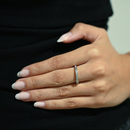Comprar anillo tipo media alianza fina en oro blanco de 18kt con 18 diamantes. Joyería Ian'Or. Envío GRATIS y pieza certificada.