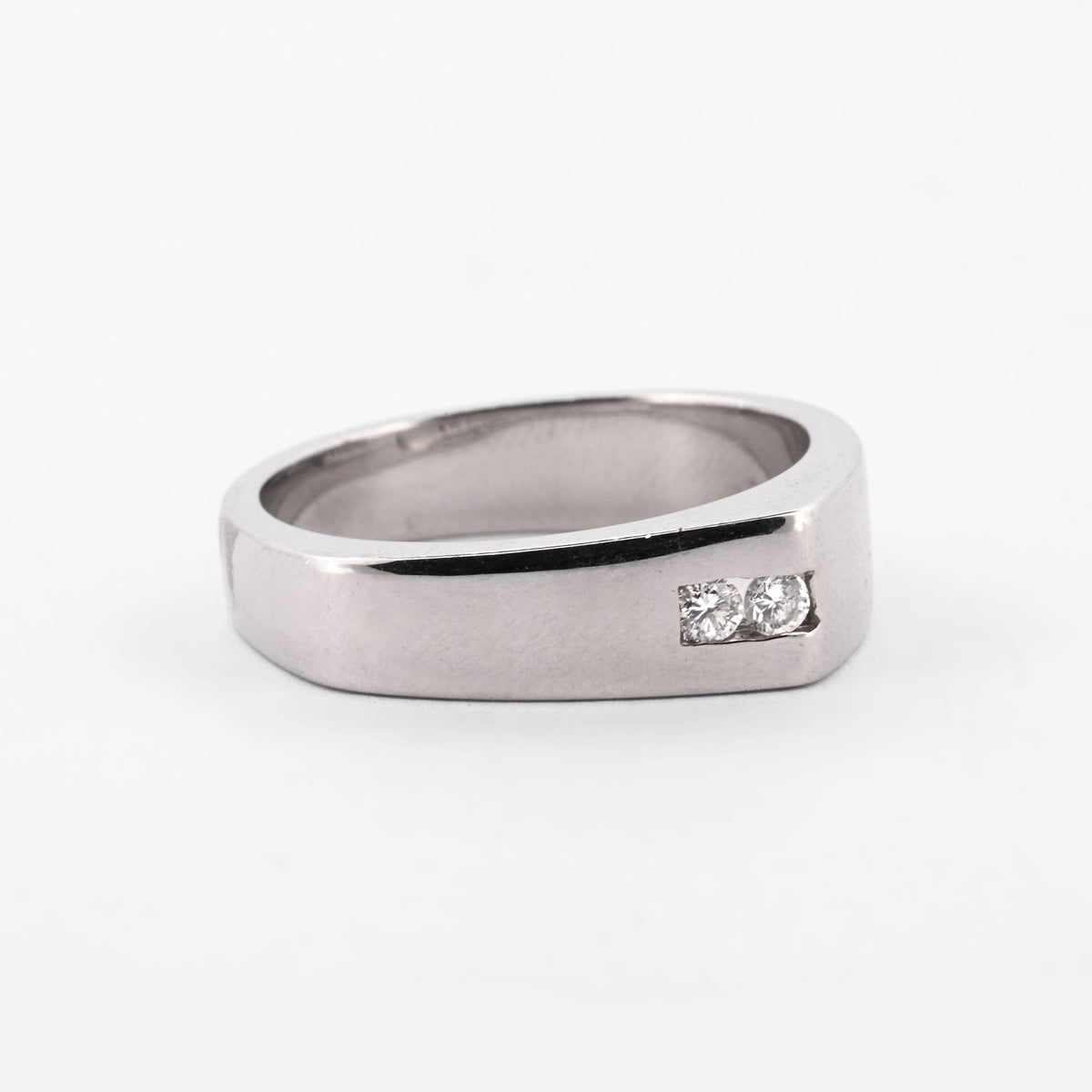 Comprar anillo tipo sello en oro blanco de 18kt con dos diamantes en talla brillante de 0,005ct. Joyería Ian'Or. Envío GRATIS y pieza certificada.