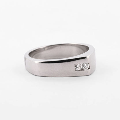 Comprar anillo tipo sello en oro blanco de 18kt con dos diamantes en talla brillante de 0,005ct. Joyería Ian'Or. Envío GRATIS y pieza certificada.