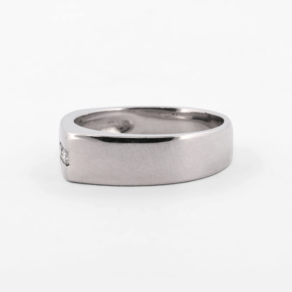 Comprar anillo tipo sello en oro blanco de 18kt con dos diamantes en talla brillante de 0,005ct. Joyería Ian'Or. Envío GRATIS y pieza certificada.