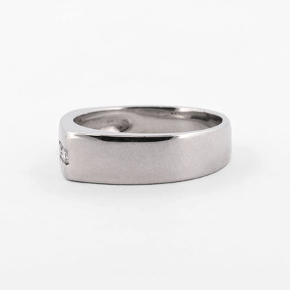 Comprar anillo tipo sello en oro blanco de 18kt con dos diamantes en talla brillante de 0,005ct. Joyería Ian'Or. Envío GRATIS y pieza certificada.