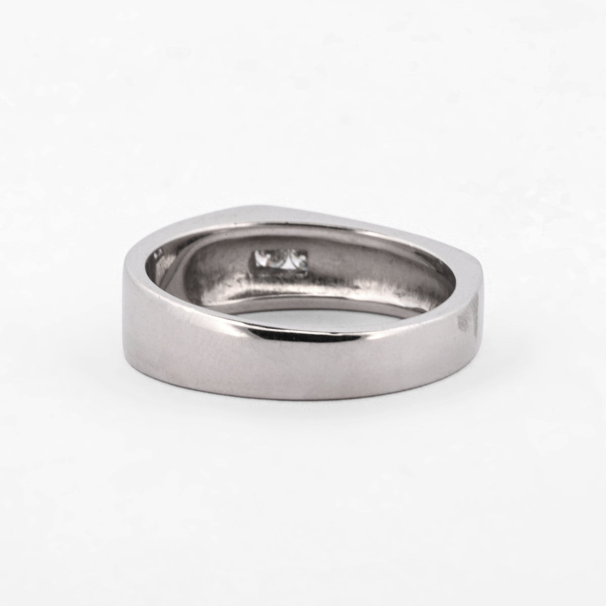 Comprar anillo tipo sello en oro blanco de 18kt con dos diamantes en talla brillante de 0,005ct. Joyería Ian'Or. Envío GRATIS y pieza certificada.