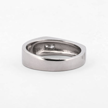 Comprar anillo tipo sello en oro blanco de 18kt con dos diamantes en talla brillante de 0,005ct. Joyería Ian'Or. Envío GRATIS y pieza certificada.