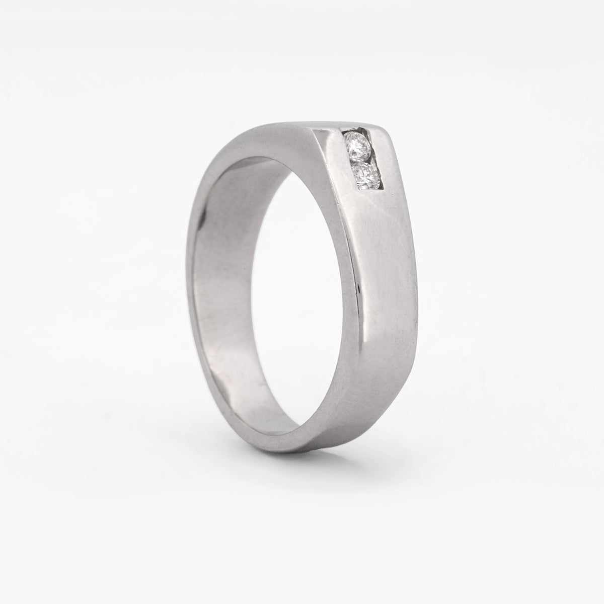 Comprar anillo tipo sello en oro blanco de 18kt con dos diamantes en talla brillante de 0,005ct. Joyería Ian'Or. Envío GRATIS y pieza certificada.