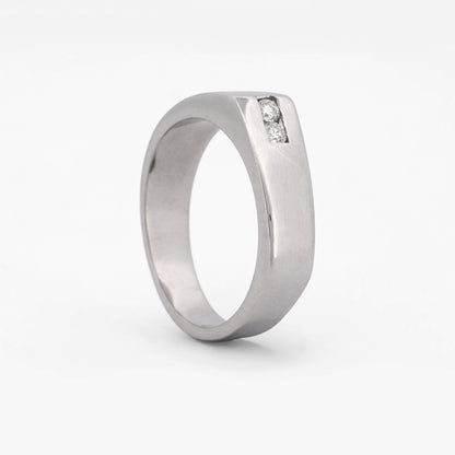 Comprar anillo tipo sello en oro blanco de 18kt con dos diamantes en talla brillante de 0,005ct. Joyería Ian'Or. Envío GRATIS y pieza certificada.