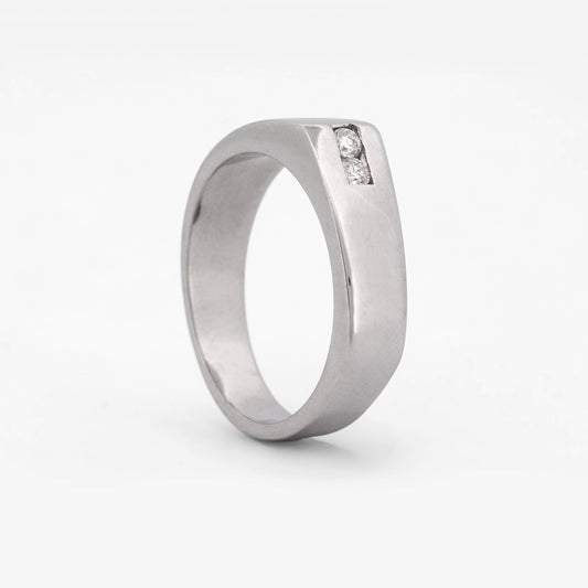 Comprar anillo tipo sello en oro blanco de 18kt con dos diamantes en talla brillante de 0,005ct. Joyería Ian'Or. Envío GRATIS y pieza certificada.