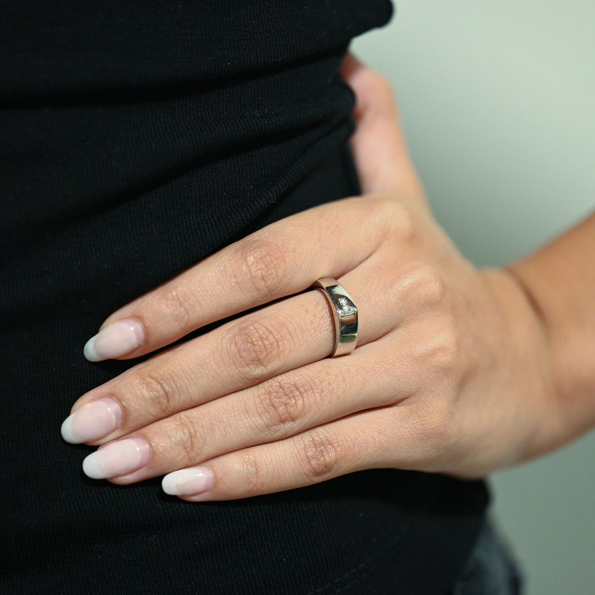 Comprar anillo tipo sello en oro blanco de 18kt con dos diamantes en talla brillante de 0,005ct. Joyería Ian'Or. Envío GRATIS y pieza certificada.