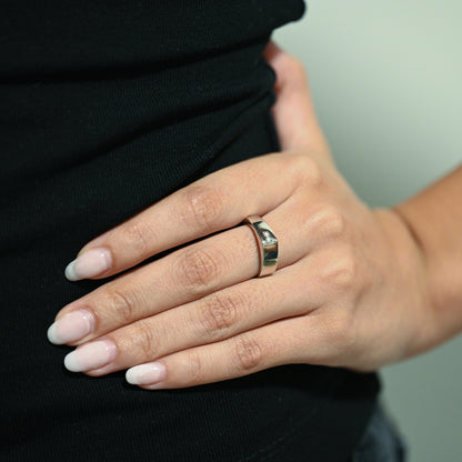Comprar anillo tipo sello en oro blanco de 18kt con dos diamantes en talla brillante de 0,005ct. Joyería Ian'Or. Envío GRATIS y pieza certificada.
