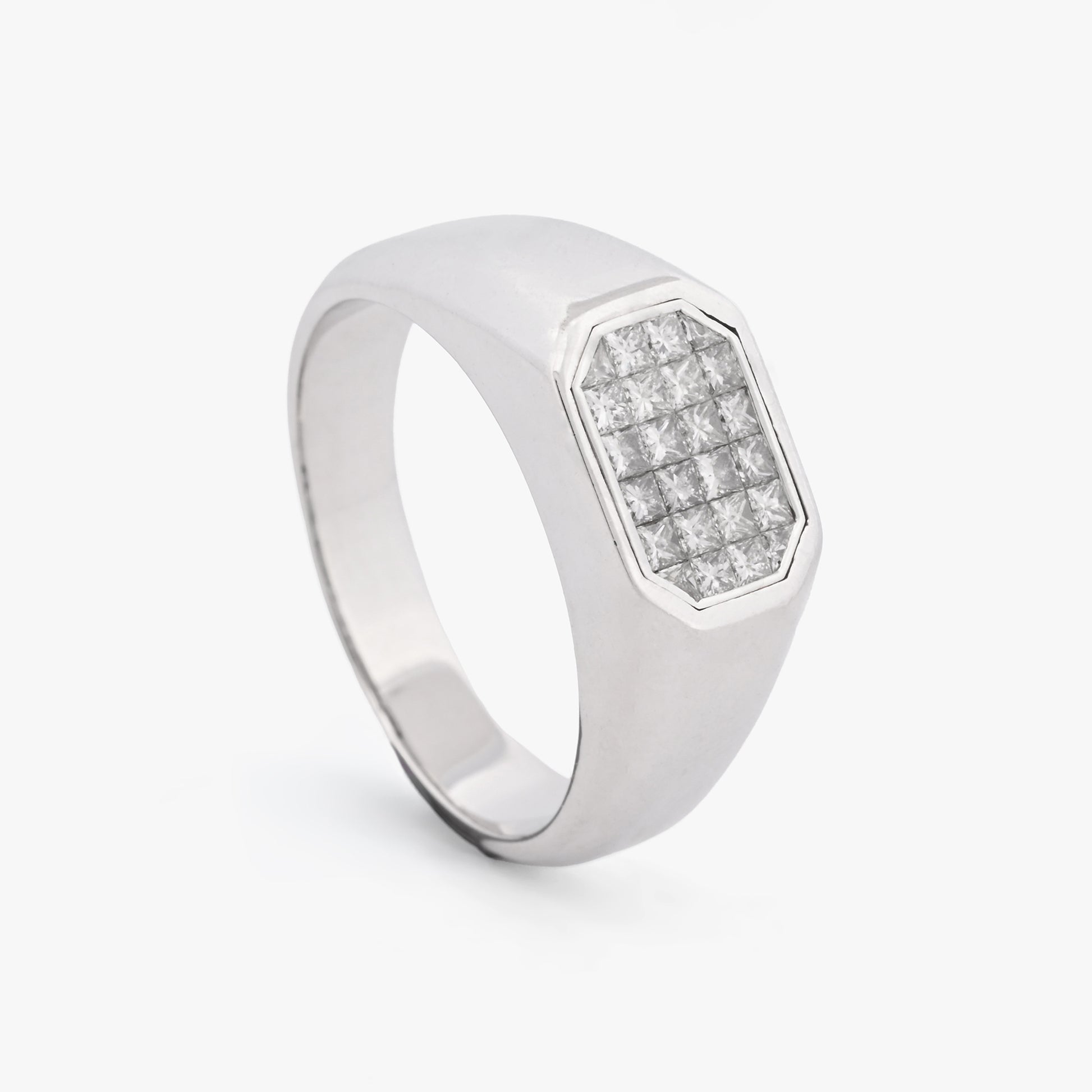 Comprar anillo sello oro blanco 18K con 24 diamantes princesa de 1,64 ct. Joya de diseño geométrico y pavé de gran brillo. Pieza certificada y envío gratuito