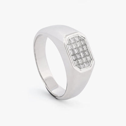 Comprar anillo sello oro blanco 18K con 24 diamantes princesa de 1,64 ct. Joya de diseño geométrico y pavé de gran brillo. Pieza certificada y envío gratuito
