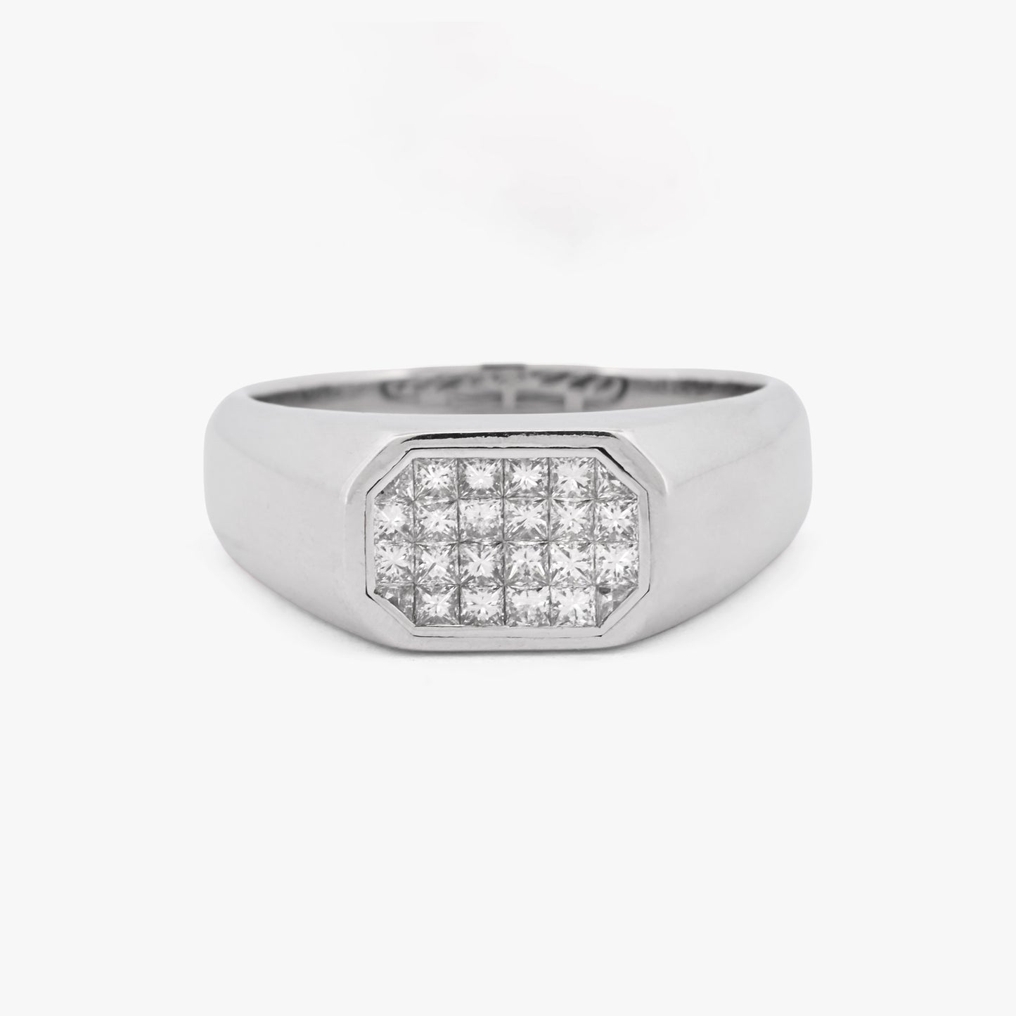 Comprar anillo sello oro blanco 18K con 24 diamantes princesa de 1,64 ct. Joya de diseño geométrico y pavé de gran brillo. Pieza certificada y envío gratuito