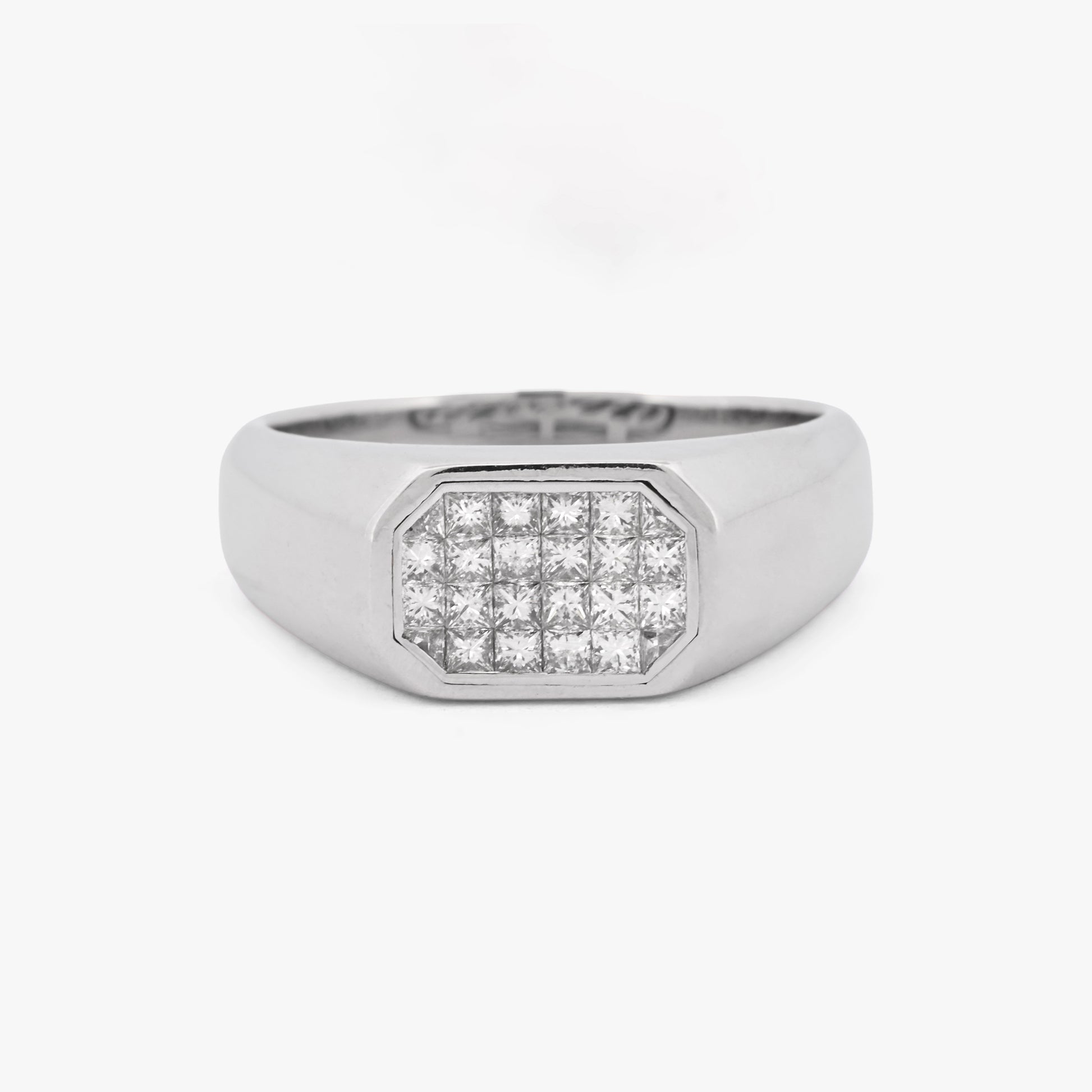 Comprar anillo sello oro blanco 18K con 24 diamantes princesa de 1,64 ct. Joya de diseño geométrico y pavé de gran brillo. Pieza certificada y envío gratuito