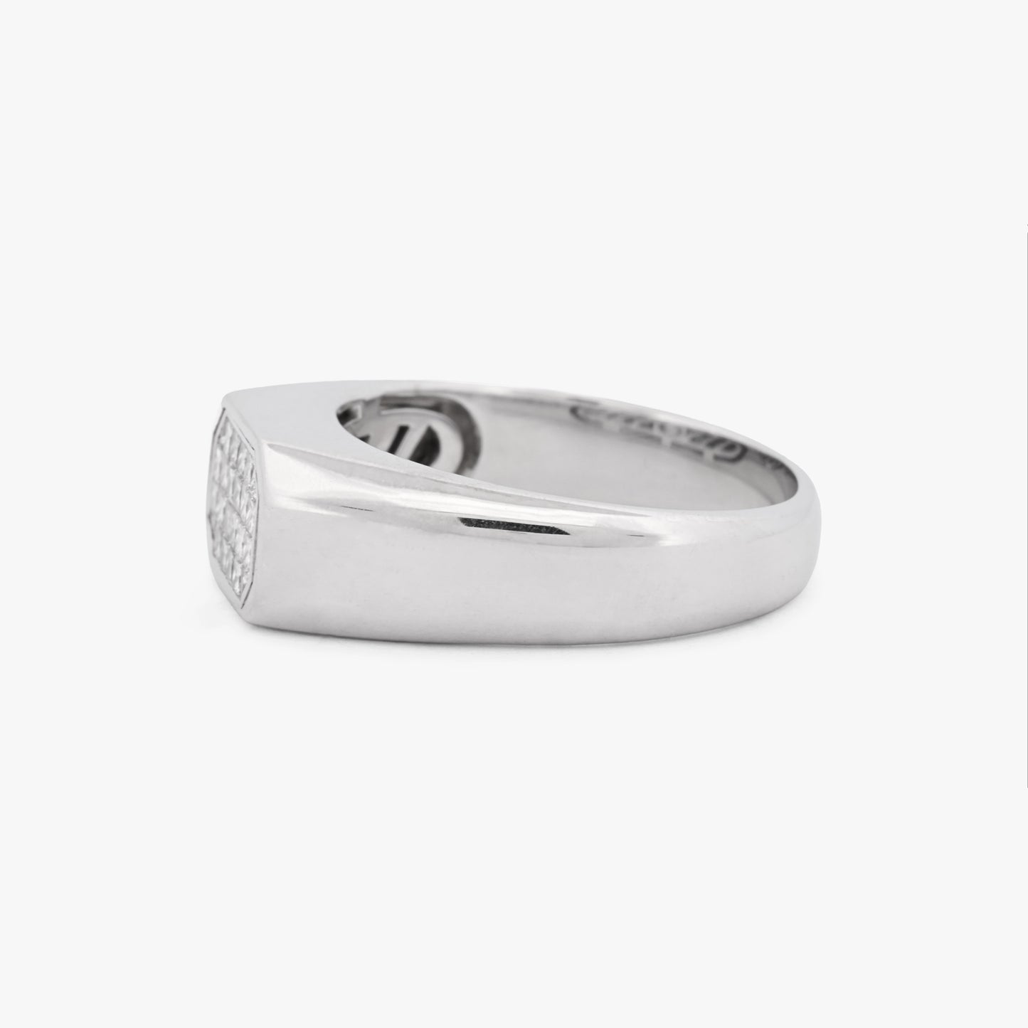 Comprar anillo sello oro blanco 18K con 24 diamantes princesa de 1,64 ct. Joya de diseño geométrico y pavé de gran brillo. Pieza certificada y envío gratuito