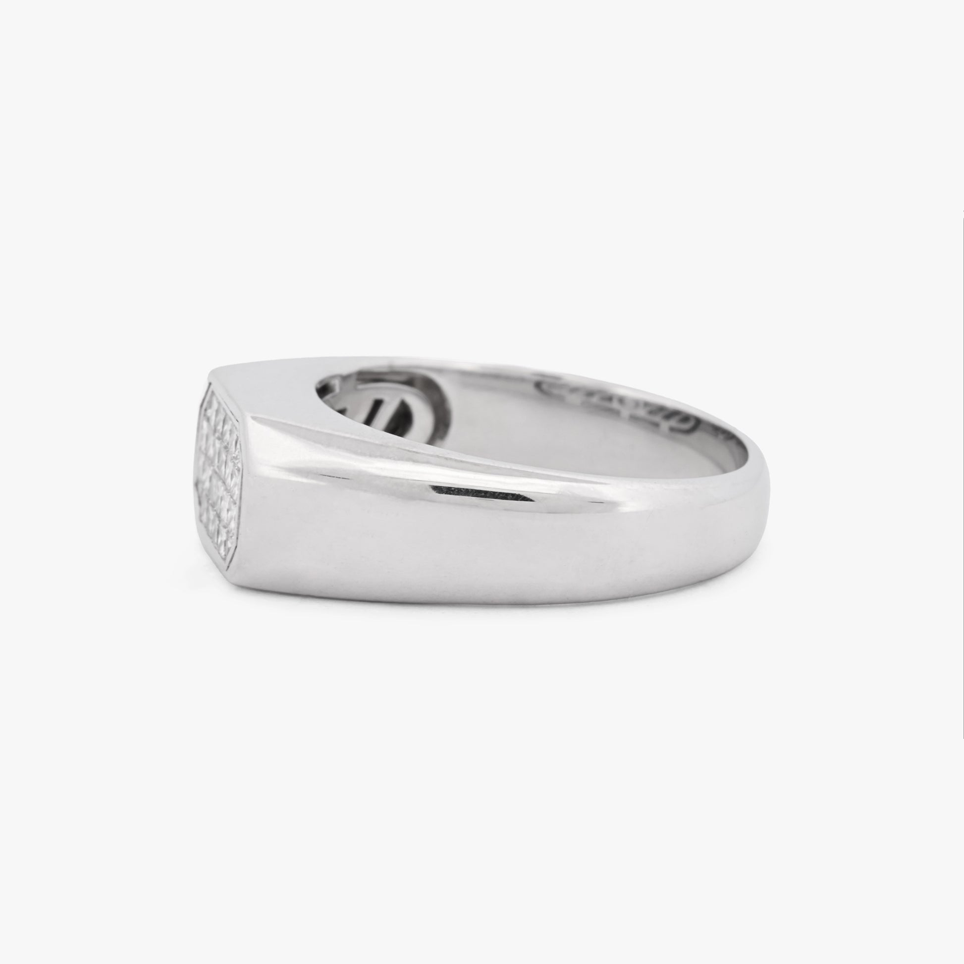 Comprar anillo sello oro blanco 18K con 24 diamantes princesa de 1,64 ct. Joya de diseño geométrico y pavé de gran brillo. Pieza certificada y envío gratuito