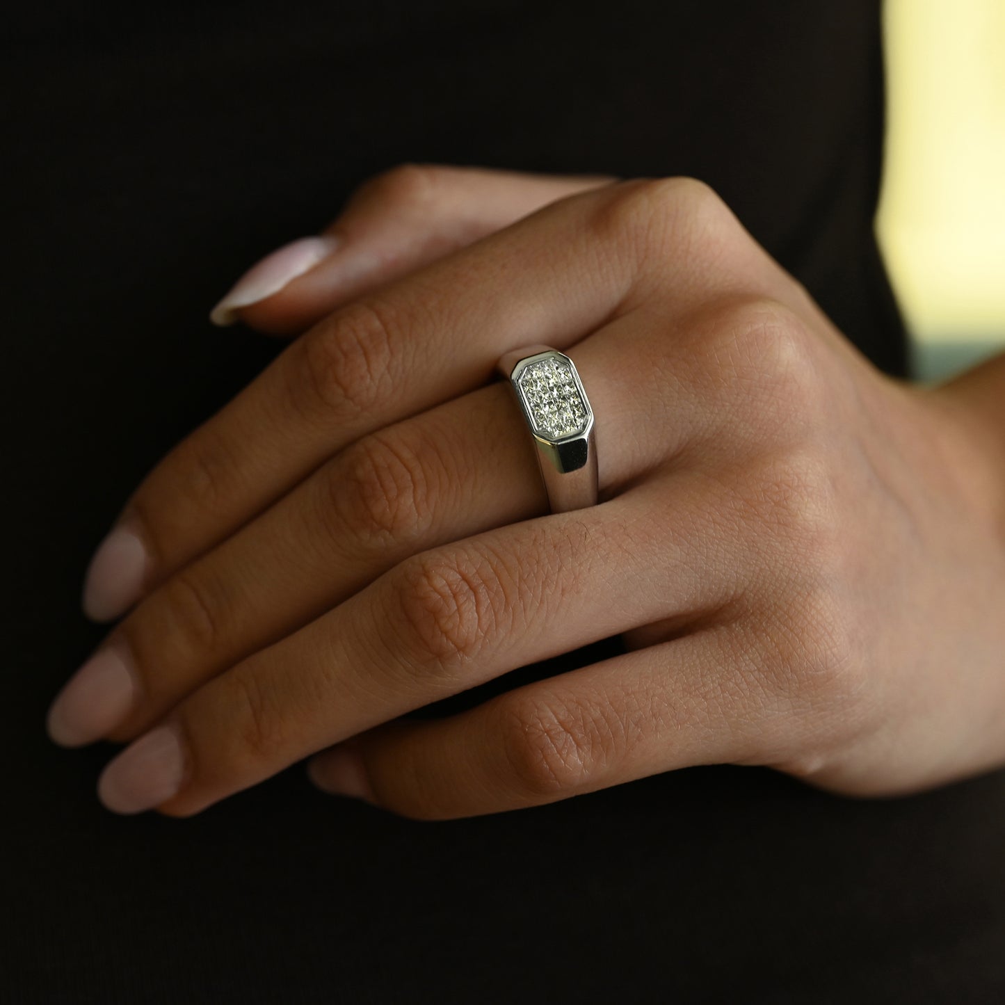 Comprar anillo sello oro blanco 18K con 24 diamantes princesa de 1,64 ct. Joya de diseño geométrico y pavé de gran brillo. Pieza certificada y envío gratuito