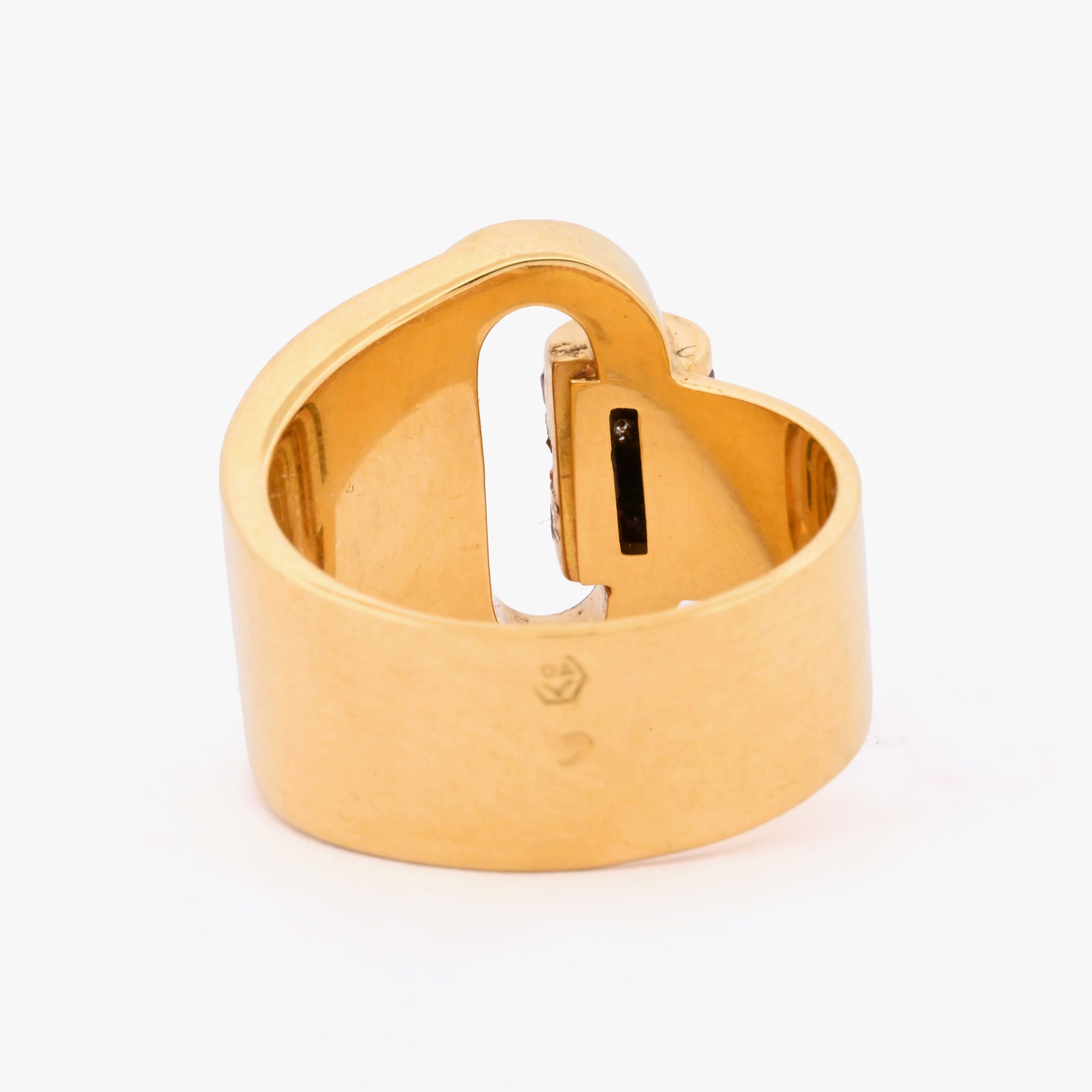 Comprar anillo solitario de oro de 18k con diseño en "C". Destaca por su banda ancha con pavé de diamantes y rubíes naturales. Envío gratuito y asegurado