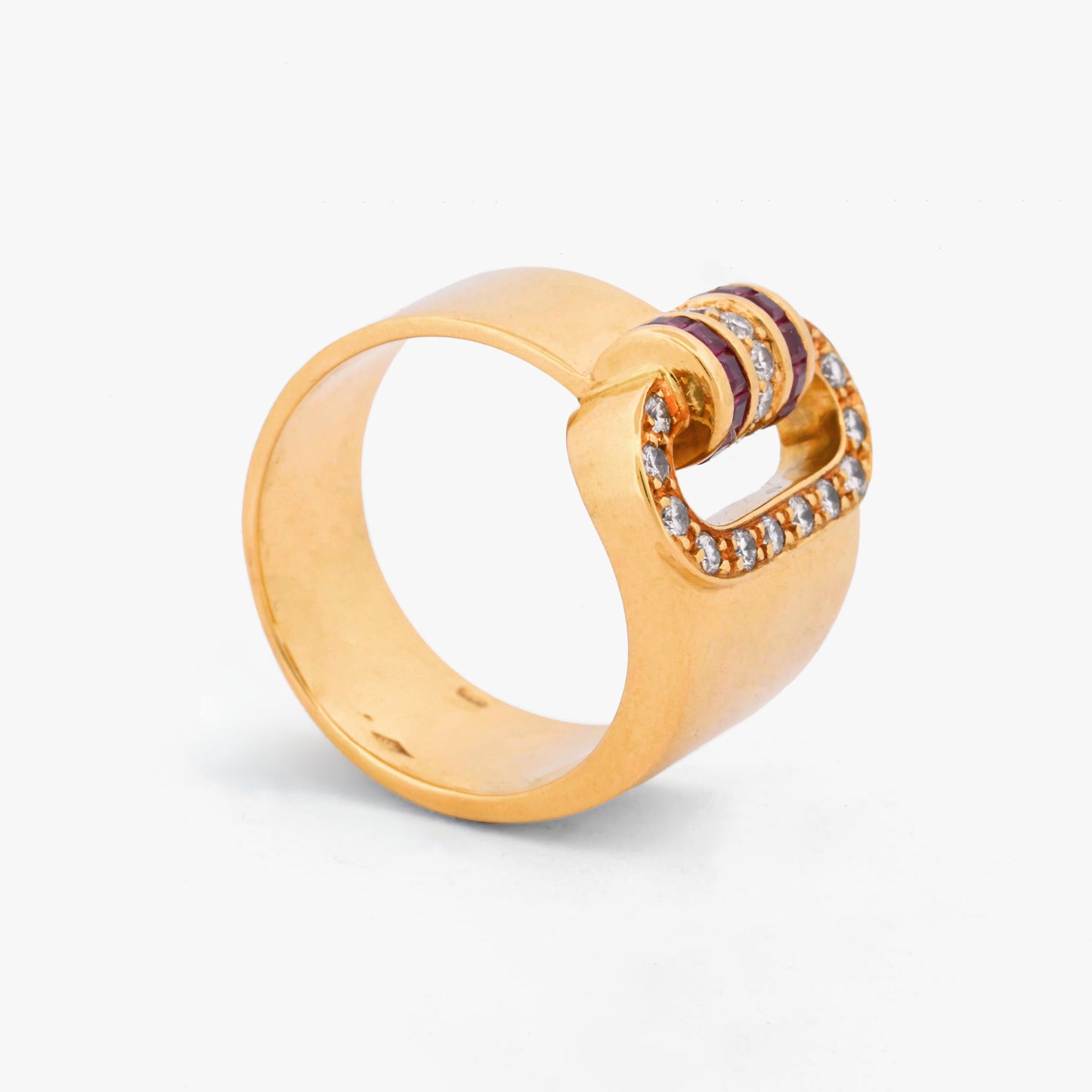 Comprar anillo solitario de oro de 18k con diseño en "C". Destaca por su banda ancha con pavé de diamantes y rubíes naturales. Envío gratuito y asegurado
