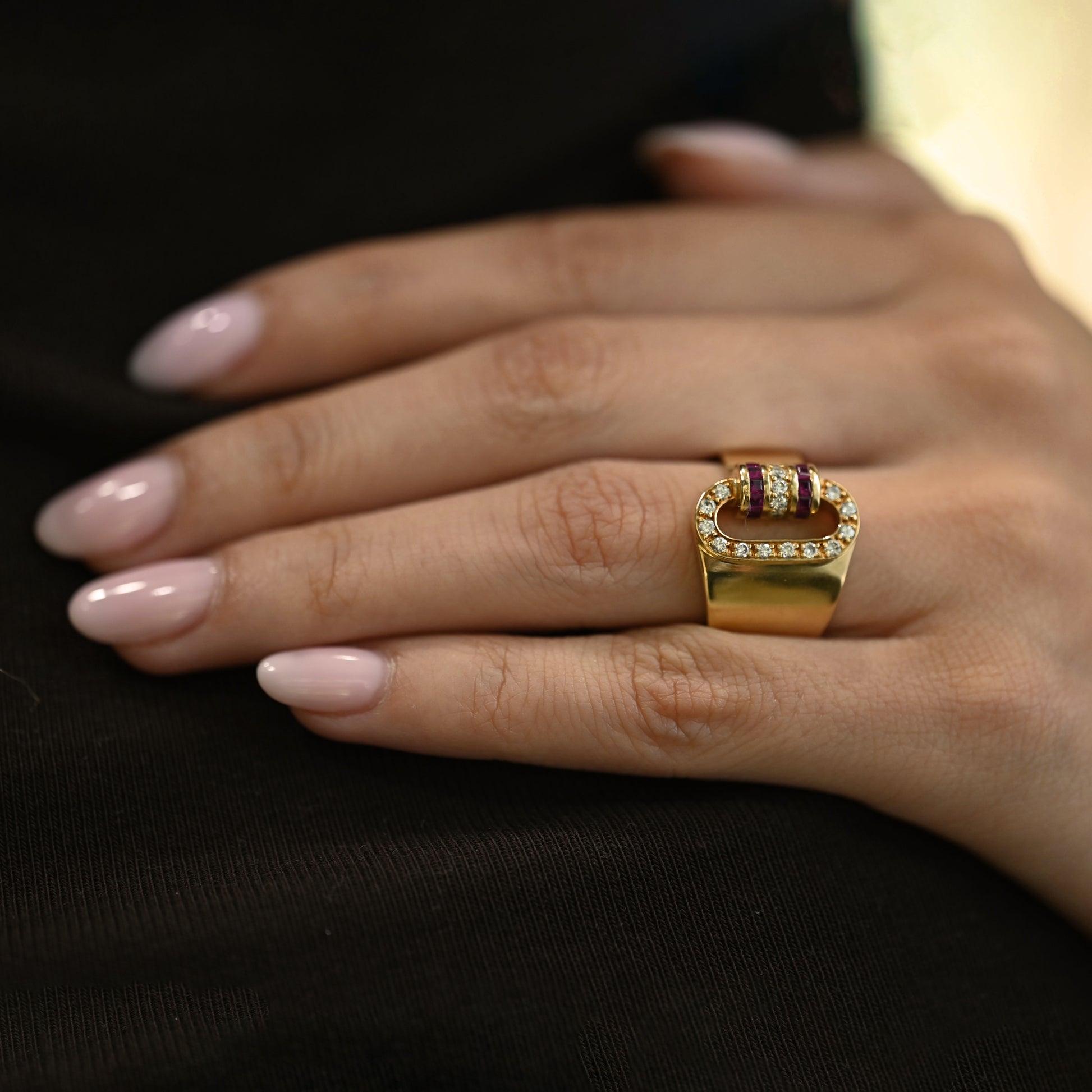 Comprar anillo solitario de oro de 18k con diseño en "C". Destaca por su banda ancha con pavé de diamantes y rubíes naturales. Envío gratuito y asegurado