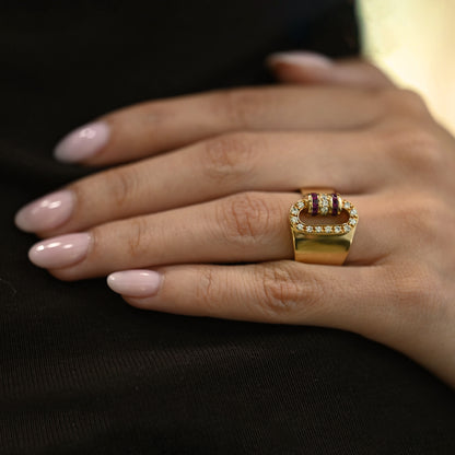 Comprar anillo solitario de oro de 18k con diseño en "C". Destaca por su banda ancha con pavé de diamantes y rubíes naturales. Envío gratuito y asegurado