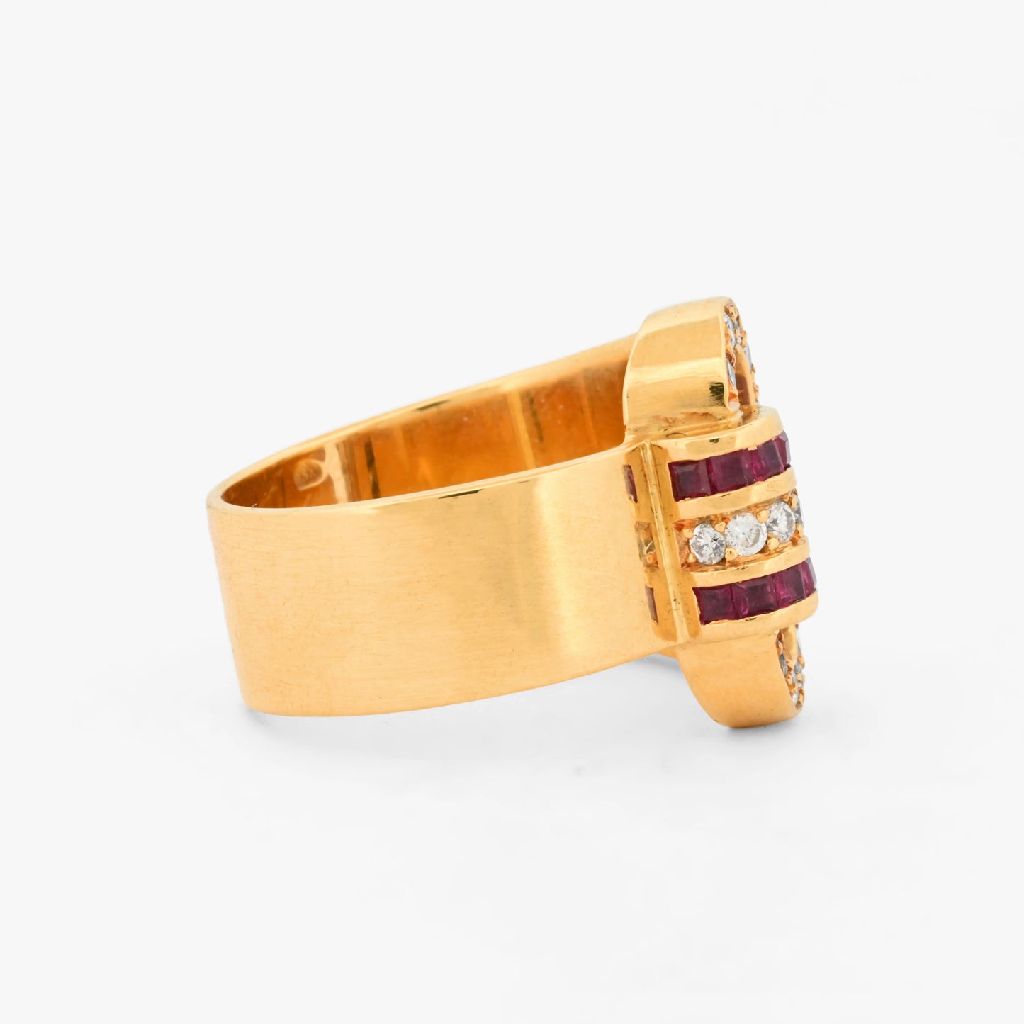 Comprar anillo solitario de oro de 18k con diseño en "C". Destaca por su banda ancha con pavé de diamantes y rubíes naturales. Envío gratuito y asegurado