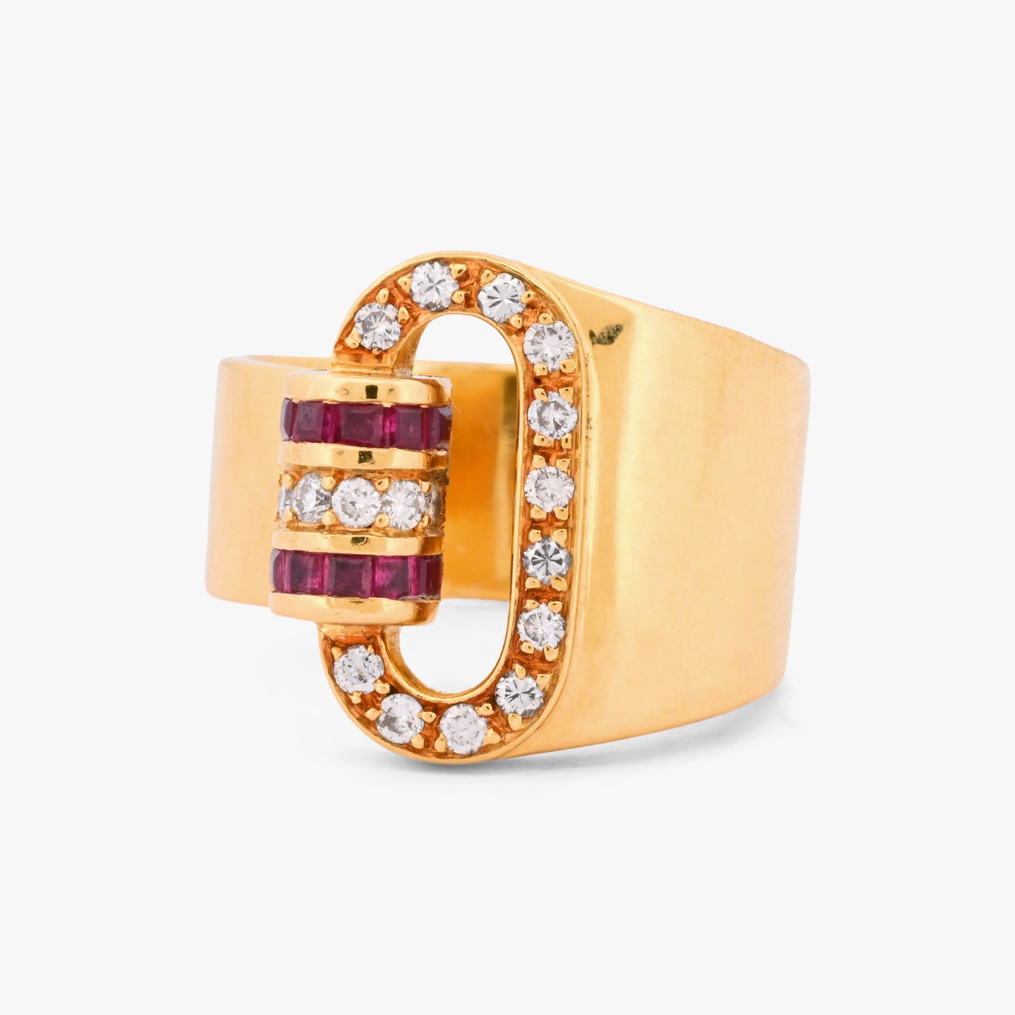 Comprar anillo solitario de oro de 18k con diseño en "C". Destaca por su banda ancha con pavé de diamantes y rubíes naturales. Envío gratuito y asegurado