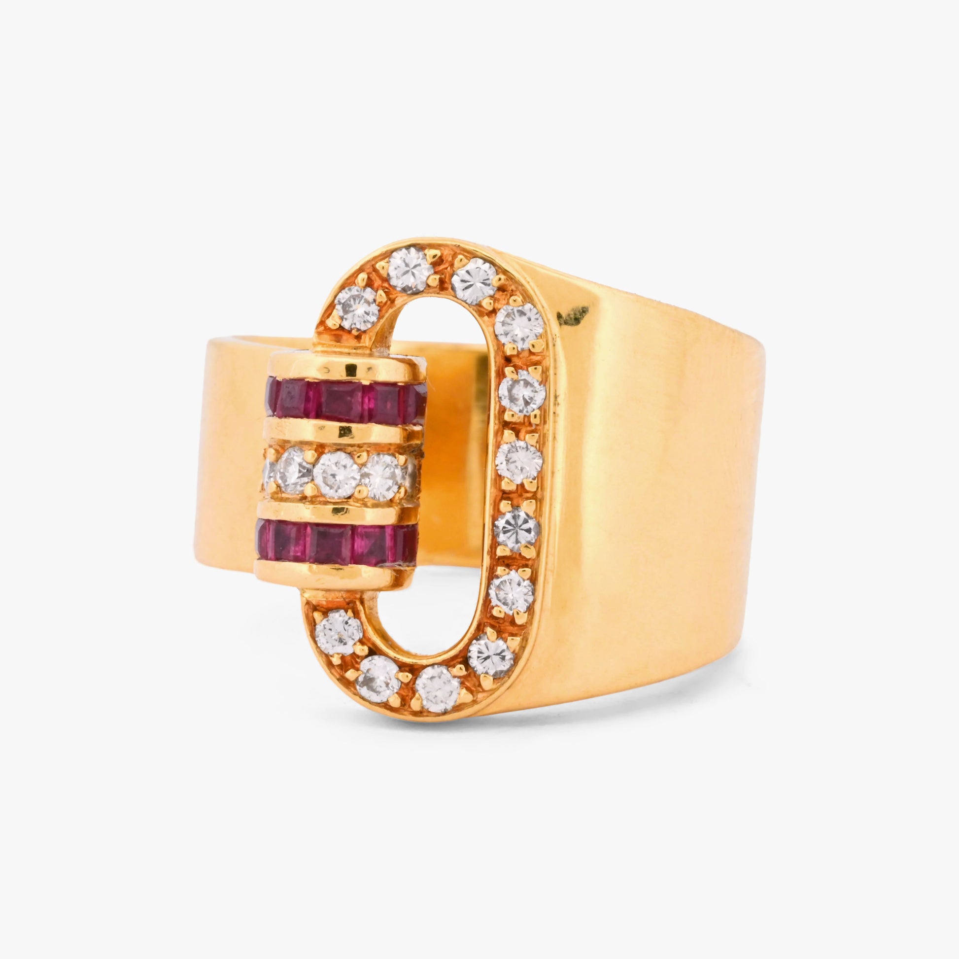 Comprar anillo solitario de oro de 18k con diseño en "C". Destaca por su banda ancha con pavé de diamantes y rubíes naturales. Envío gratuito y asegurado