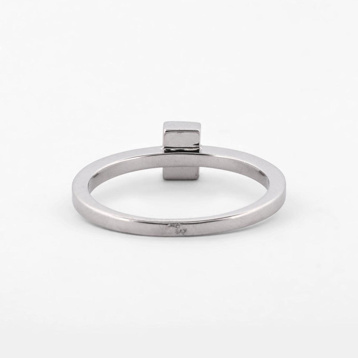 Comprar anillo solitario con diamante engastado en chatón de oro blanco de 18kt. Joyería Ian'Or. Envío GRATIS y pieza certificada.