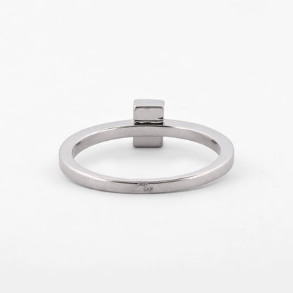 Comprar anillo solitario con diamante engastado en chatón de oro blanco de 18kt. Joyería Ian'Or. Envío GRATIS y pieza certificada.