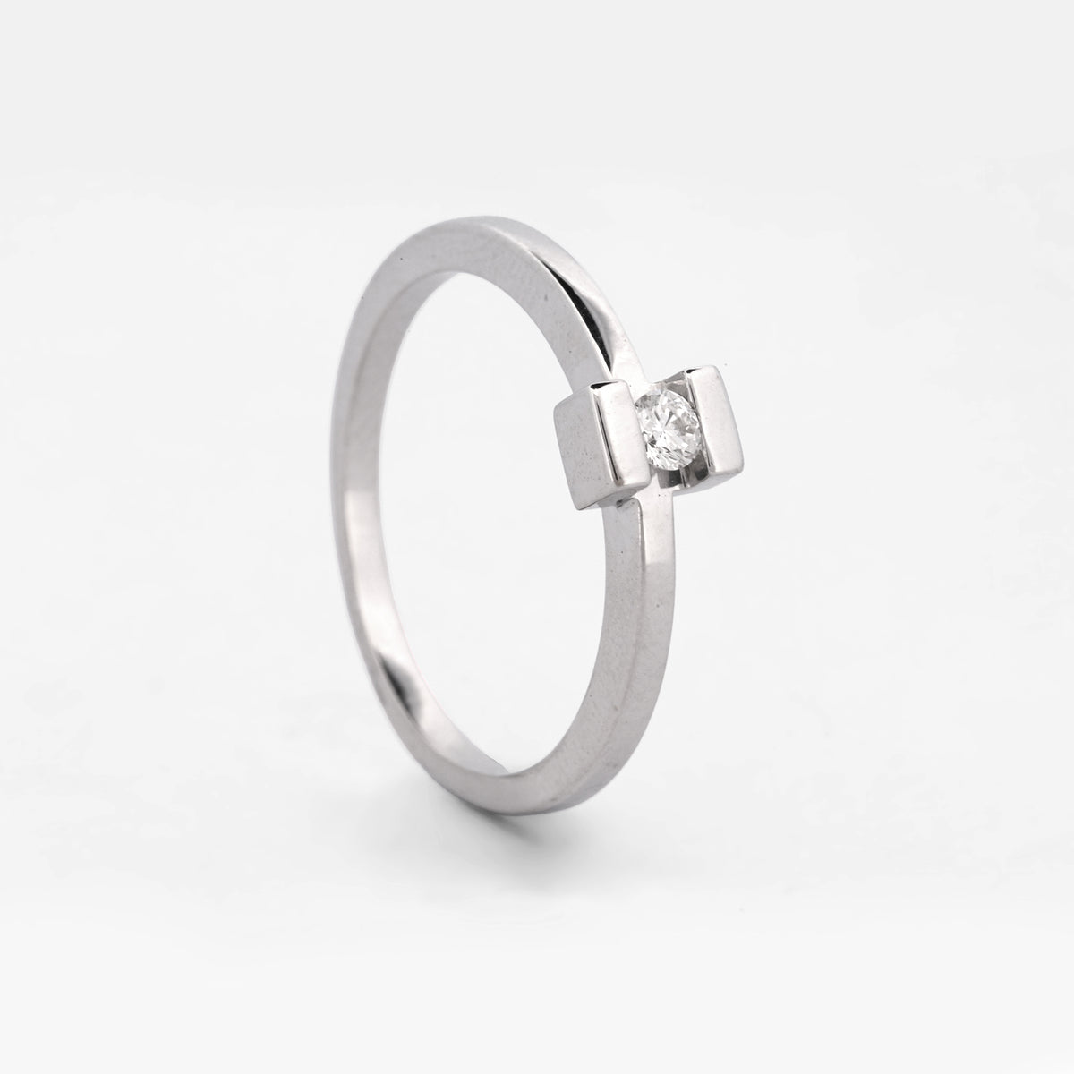 Comprar anillo solitario con diamante engastado en chatón de oro blanco de 18kt. Joyería Ian'Or. Envío GRATIS y pieza certificada.